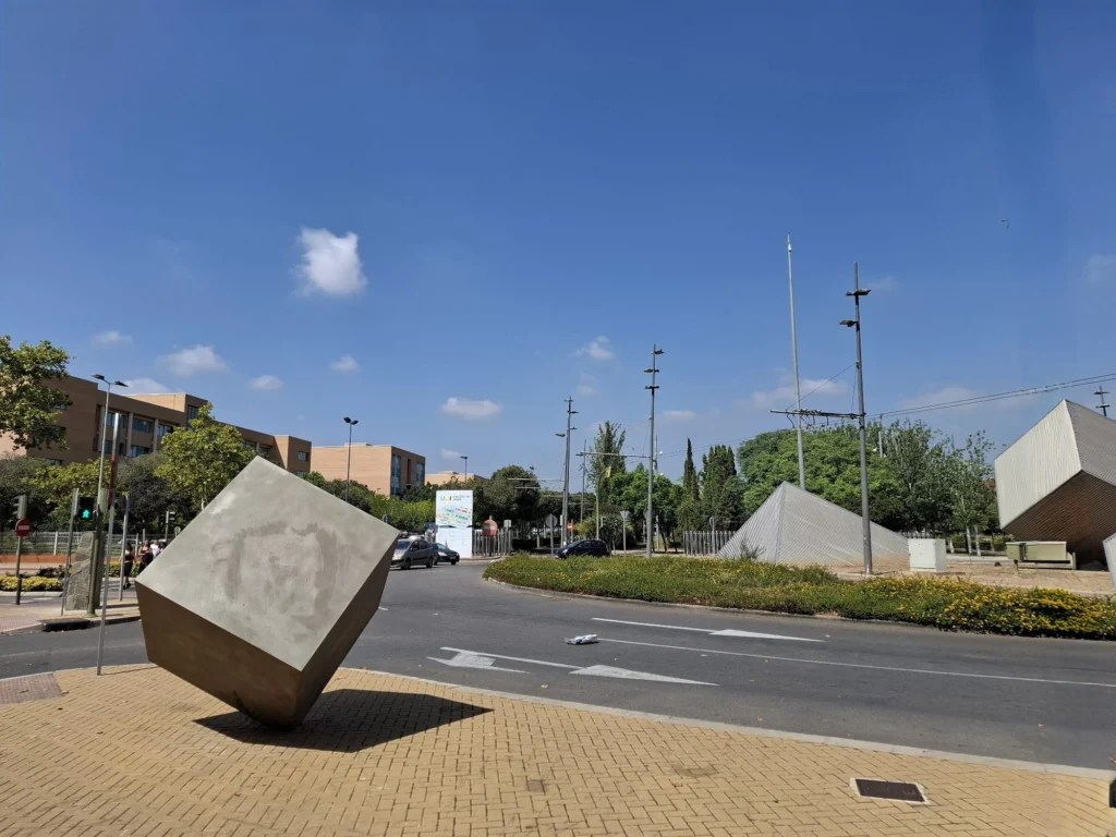 Rotonda con la escultura de cubos de hormigón en la entrada de la Universitat Jaume I de Castellón
